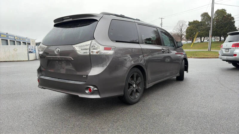 2012 Toyota Sienna SE 8-Passenger