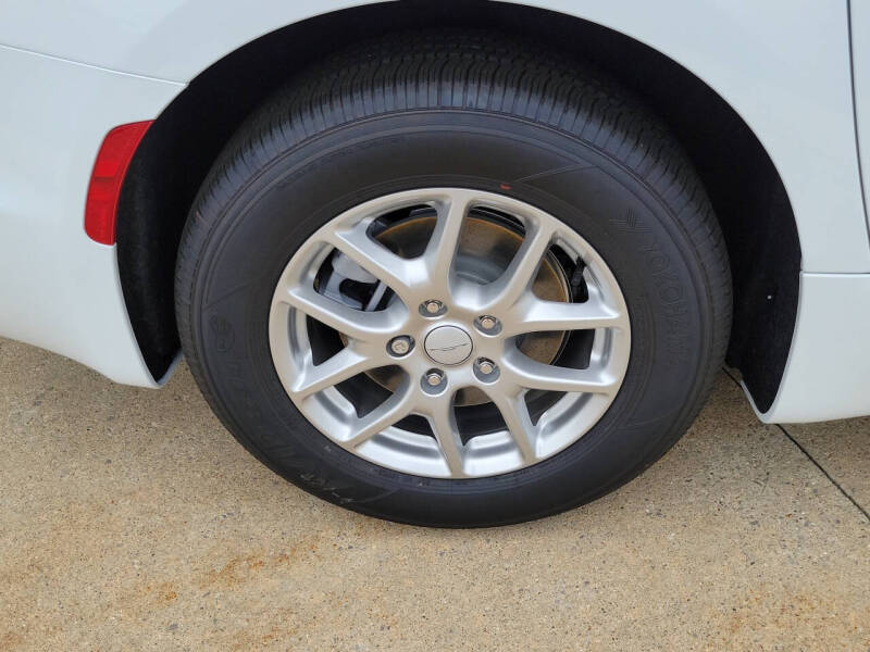 2027 Chrysler Pacifica Select