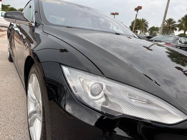 2015 Tesla Model S 21