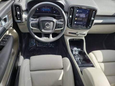 2024 Volvo XC40 B5 Ultimate Dark Theme