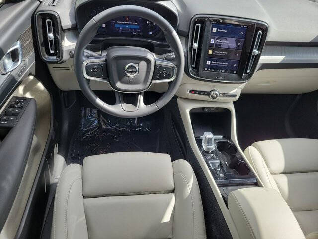 2024 Volvo XC40 B5 Ultimate Dark Theme