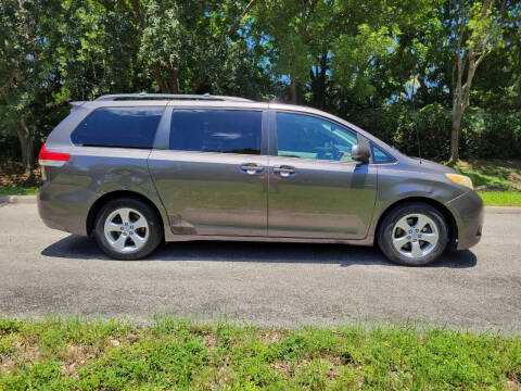 2012 Toyota Sienna LE 7-Passenger Auto Access Seat
