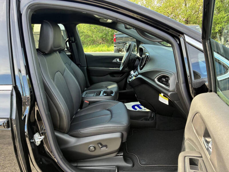 2027 Chrysler Pacifica Select