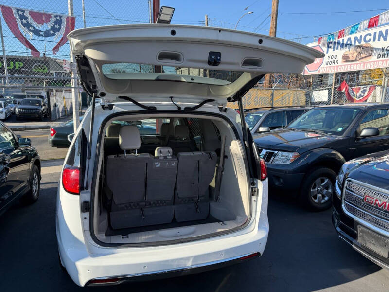 2018 Chrysler Pacifica Touring L photo 15