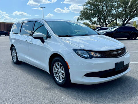 2022 Chrysler Voyager LX