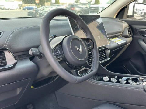 2025 VinFast VF8 Eco