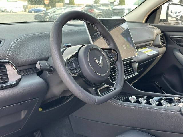 2025 VinFast VF8 Eco