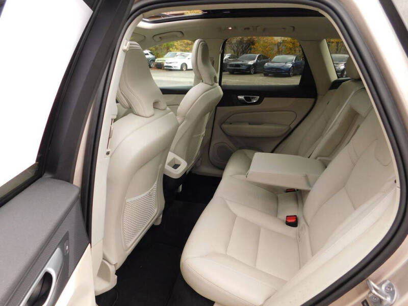 2024 Volvo XC60 B5 Plus Dark Theme