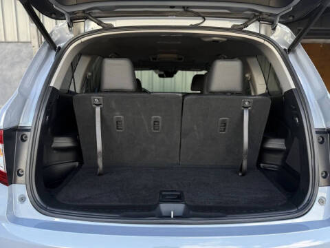 2022 Honda Pilot Touring w/Rear Captain's Chairs