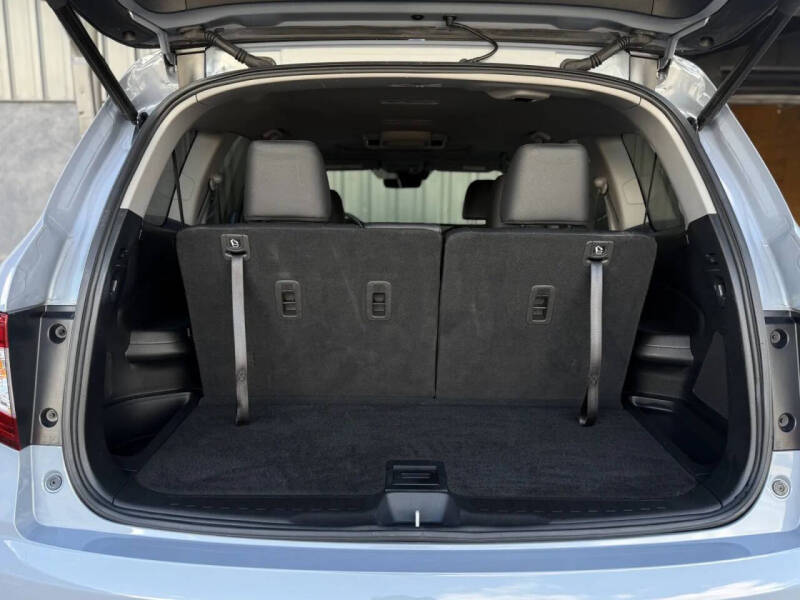 2022 Honda Pilot Touring w/Rear Captain's Chairs