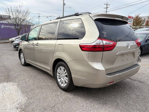 2017 Toyota Sienna XLE Premium 8-Passenger