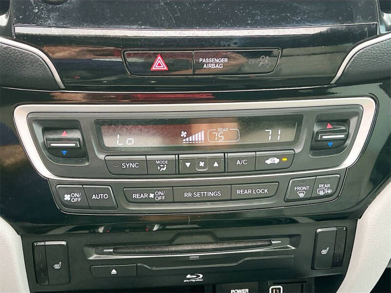 2021 Honda Pilot Touring w/Rear Captain's Chairs