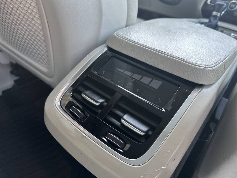 2017 Volvo XC90 T6 Momentum