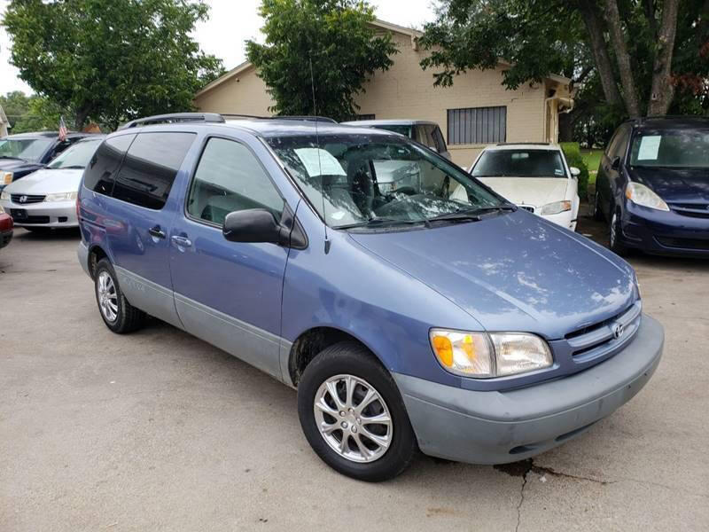 1998 Toyota Sienna LE's photo