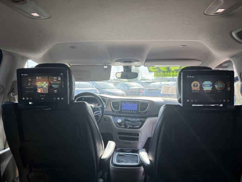 2017 Chrysler Pacifica Touring-L Plus