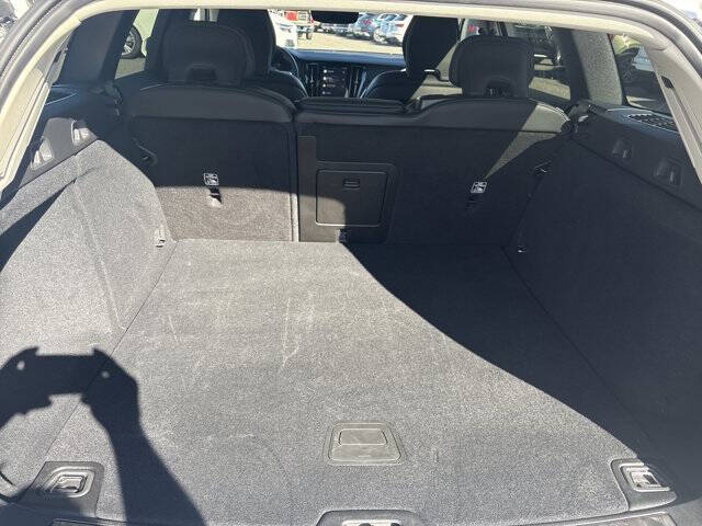 2025 Volvo V60 Cross Country B5 Plus