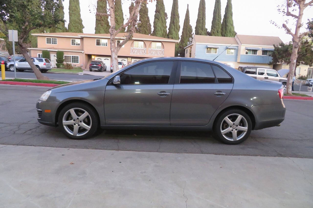 2010 Volkswagen Jetta for sale at The Car Vendor LLC in Bellflower, CA