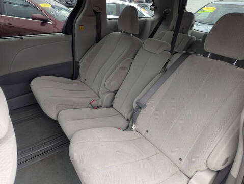 2011 Toyota Sienna LE 8-Passenger