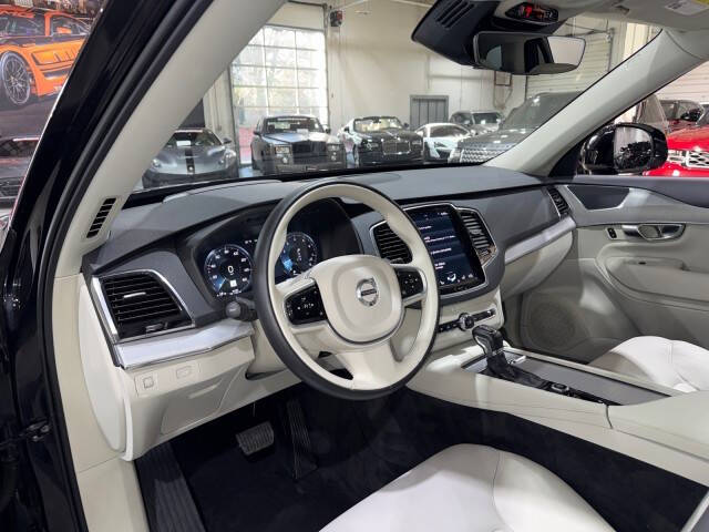 2022 Volvo XC90 T5 Momentum