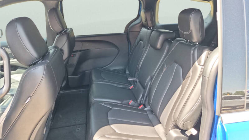 2027 Chrysler Pacifica Select