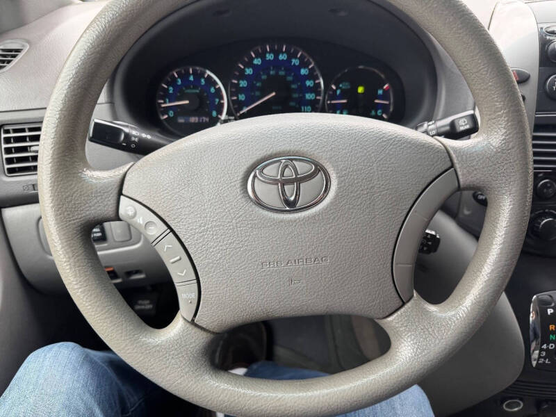 2009 Toyota Sienna CE 8-Passenger