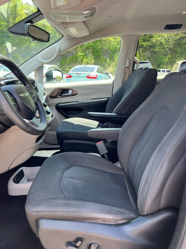 2017 Chrysler Pacifica LX photo 11