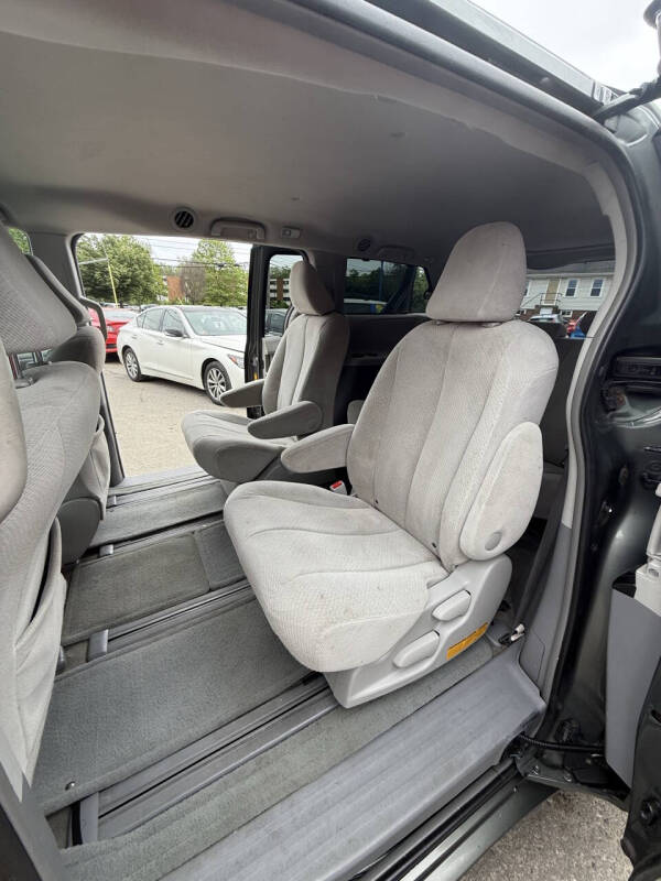 2013 Toyota Sienna LE 7-Passenger