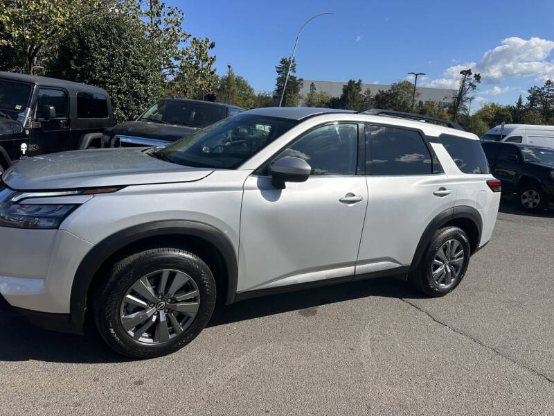 2025 Nissan Pathfinder SV