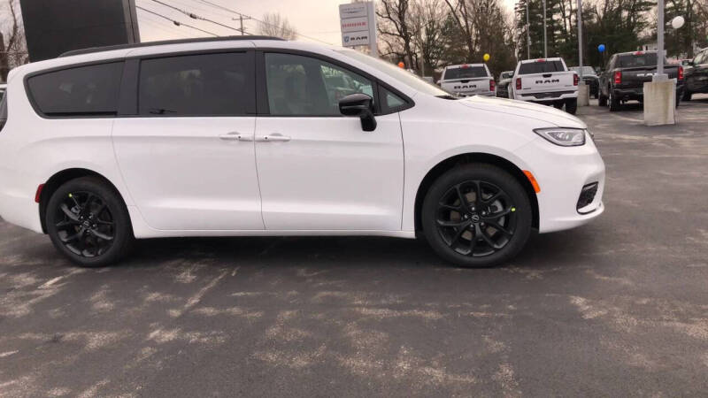 2026 Chrysler Pacifica Select