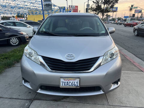 2013 Toyota Sienna LE 7-Passenger Auto Access Seat