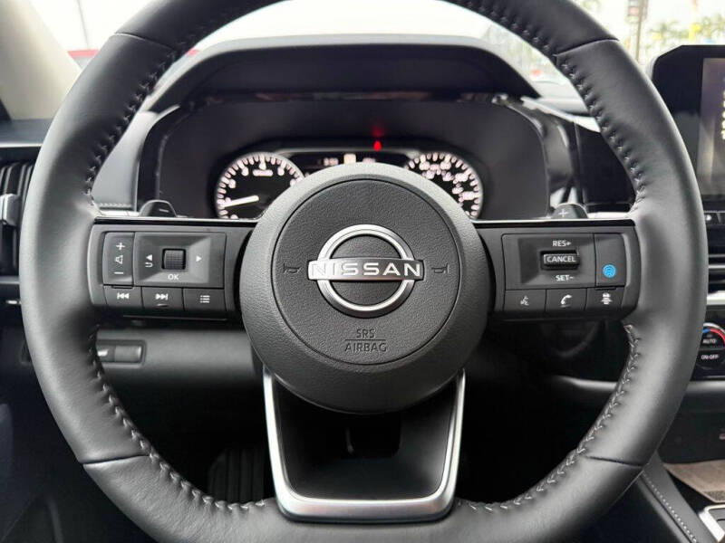 2025 Nissan Pathfinder SL