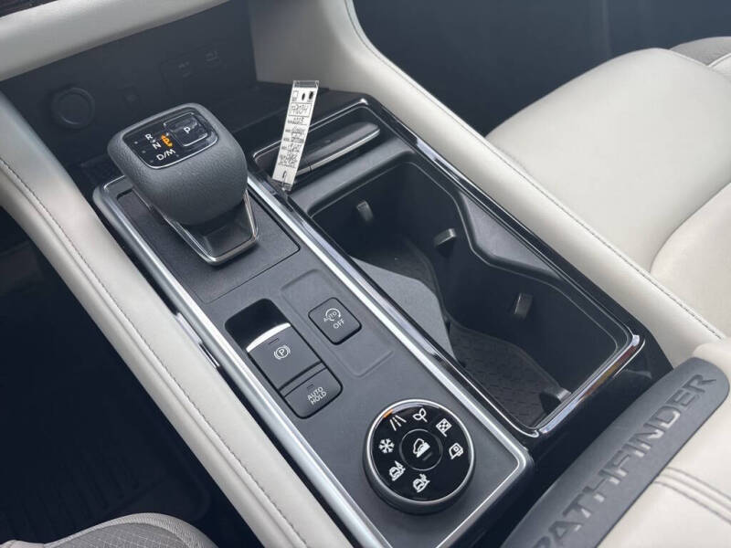 2023 Nissan Pathfinder SL