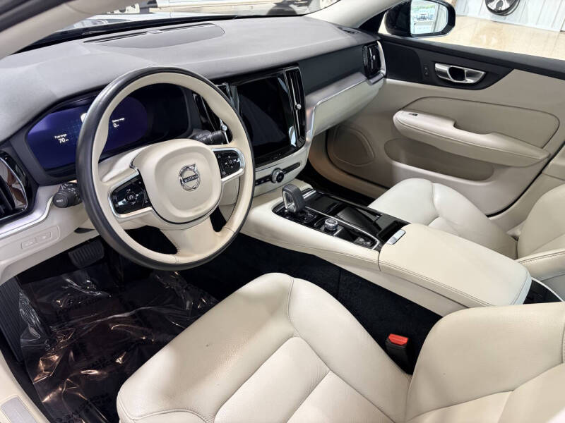 2024 Volvo S60 Recharge T8 Core Dark Theme