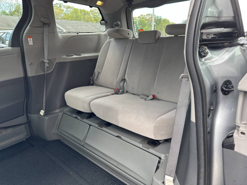 2016 Toyota Sienna LE Mobility 7-Passenger