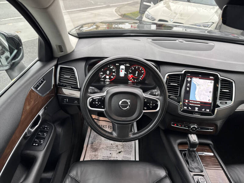 2016 Volvo XC90 T6 Momentum