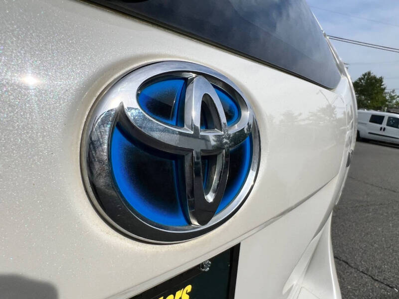 2012 Toyota Prius v Five