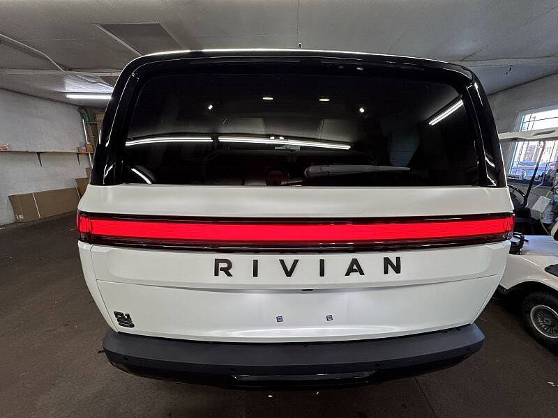 2024 Rivian R1S
