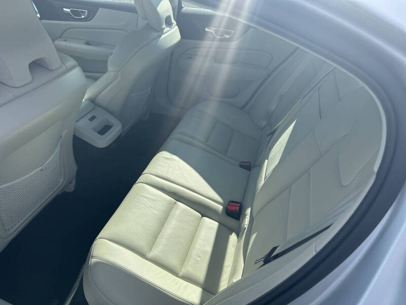 2022 Volvo S60 B5 Momentum