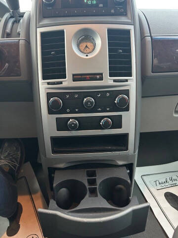 2010 Chrysler Town and Country LX