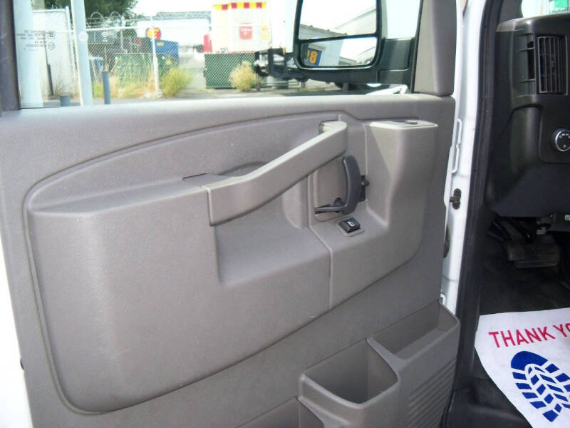 2017 Chevrolet Express Passenger LS photo 10