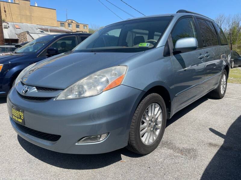 2007 Toyota Sienna for sale at Bobbys Used Cars in Charles Town WV