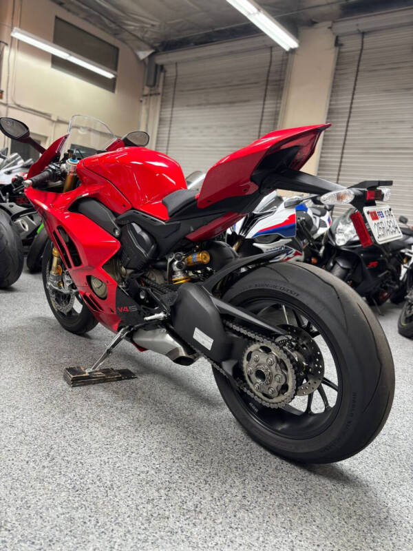 2022 Ducati V4 S