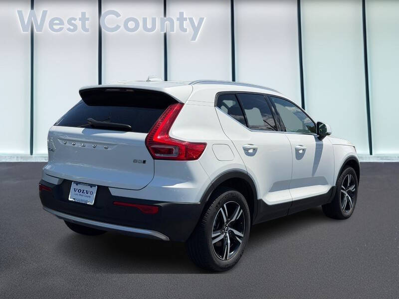 2025 Volvo XC40 B5 Core Bright Theme