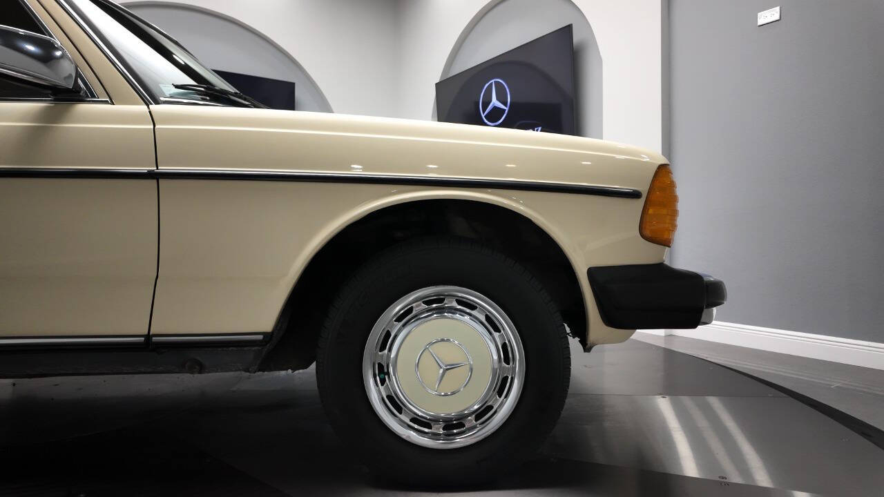 1983 Mercedes-Benz 240-Class 13