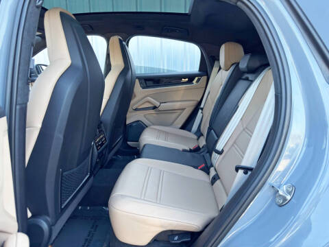 2024 Porsche Cayenne Turbo E-Hybrid Coupe