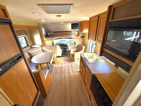 2008 Winnebago Access 26’ With Slide Low Mile