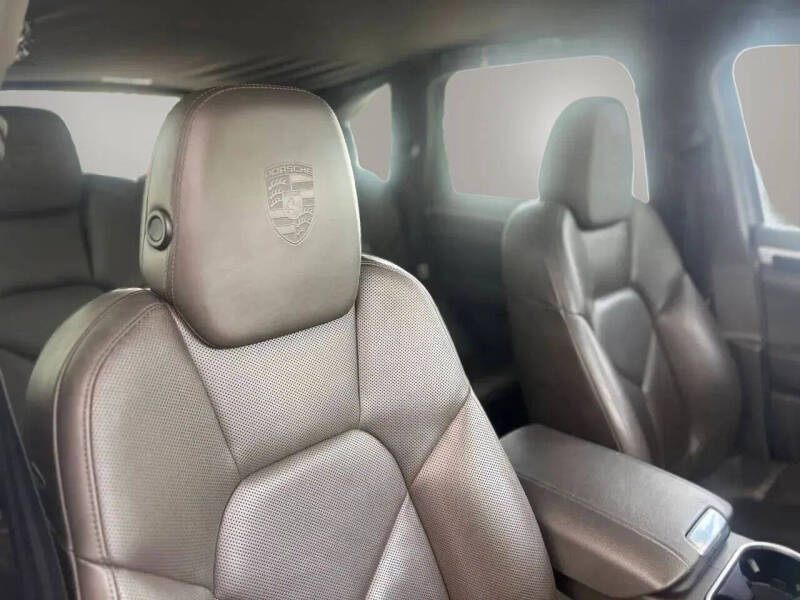 2017 Porsche Cayenne Platinum Edition