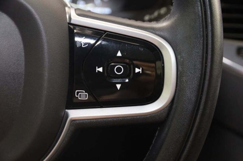 2022 Volvo XC90 T6 Momentum 7-Passenger