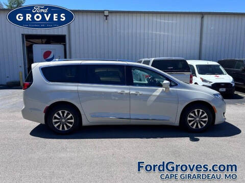 2020 Chrysler Pacifica for sale at Ford Groves in Cape Girardeau MO
