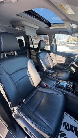2019 Honda Pilot Touring w/Rear Captain's Chairs